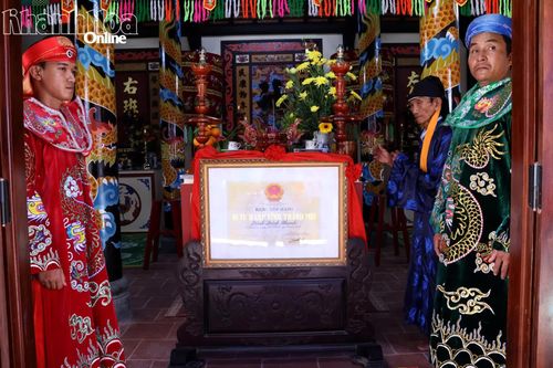 Bằng xếp hạng di tích cấp tỉnh được đặt trang trọng tại đình.