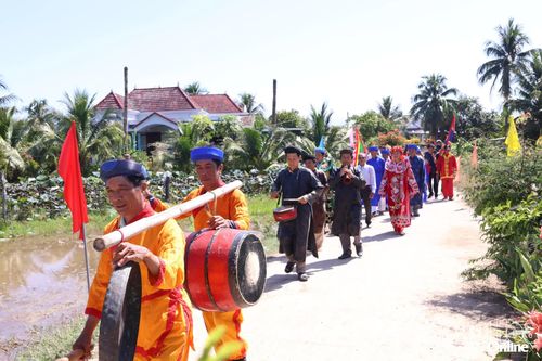 Ban Quản lý đình Đảnh Thạnh tham gia đoàn rước sắc thần.