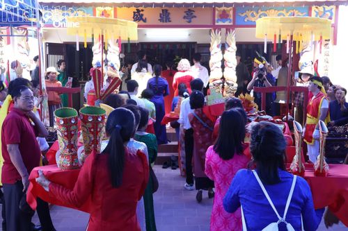 Đông đảo người dân dâng hương, dâng hoa cúng cầu an.