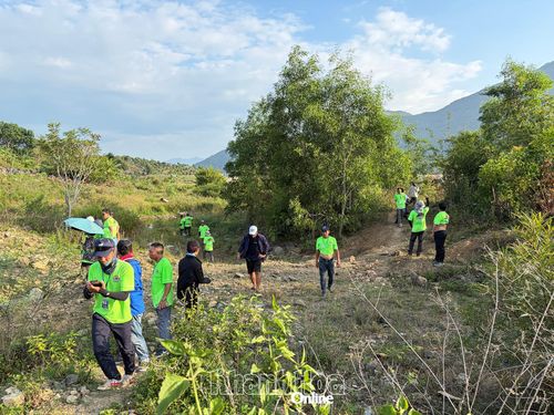 Các vận động viên khảo sát đường đua tại hồ Đắc Lộc.
