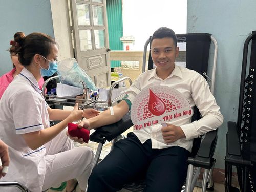  Nụ cười hạnh phúc của tình nguyện viên khi trao đi những giọt máu nghĩa tình.
