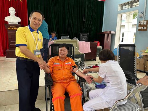 Đồng chí Bùi Việt Cường - Chủ tịch Hội Chữ thập đỏ thăm hỏi tình nguyện viên hiến máu.