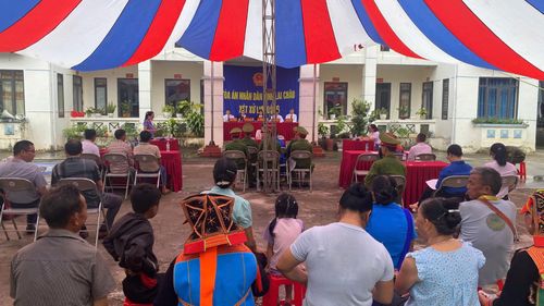 Người dân tham dự phiên tòa.