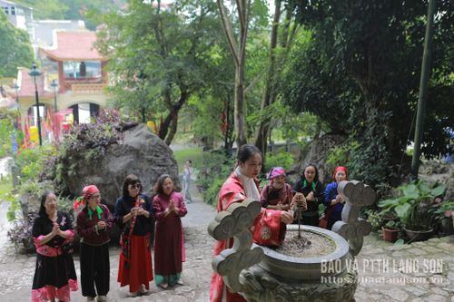 Các thành viên trong đoàn dâng hương tại Chùa Tam Thanh