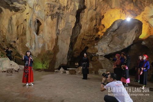 Du khách tham gia tour du lịch thí điểm chụp ảnh lưu niệm tại Chùa Tam Thanh