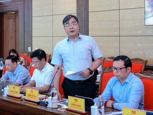 Lãnh đạo các sở, ban, ngành của tỉnh làm rõ những vấn đề mà các địa phương quan tâm.