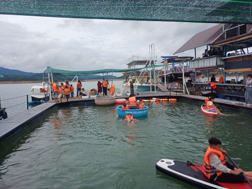Đông đảo khách đến tham quan sông nước vào hè