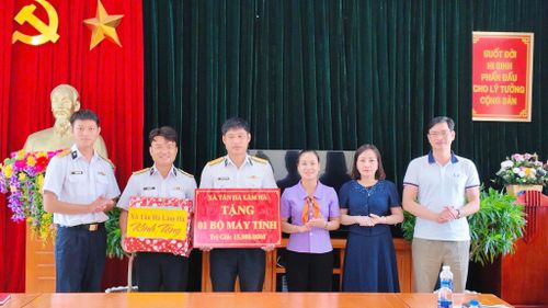 Xã Tân Hà Lâm Hà tặng một máy tính cho Trạm 575, Vùng 4 Hải quân