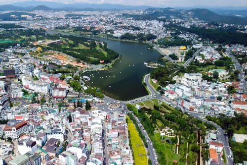 Sau hợp nhất, Lâm Đồng có diện tích tự nhiên rộng lớn, trải dài từ cao nguyên, trung du đến duyên hải