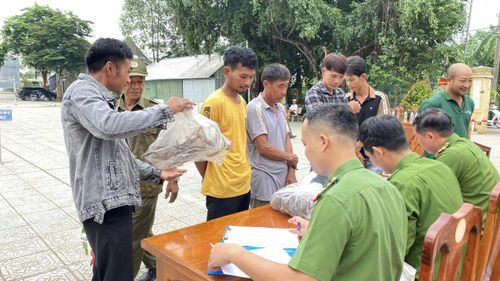 Lực lượng chức năng xã Cát Tiên 3 tiếp nhận các loại vũ khí, công cụ vi phạm do người dân giao nộp