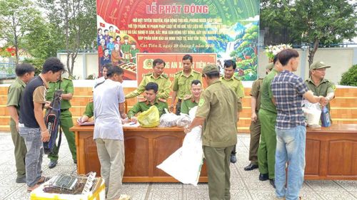 Công an xã Cát Tiên 3 tuyên truyền, vận động người dân giao nộp VK, VLN, CCHT trái phép