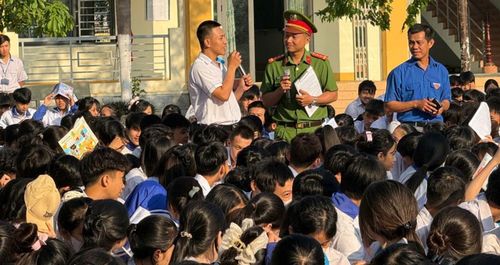 Công an xã Nam Dong tuyên truyền phòng, chống bạo lực học đường. Ảnh Tư liệu