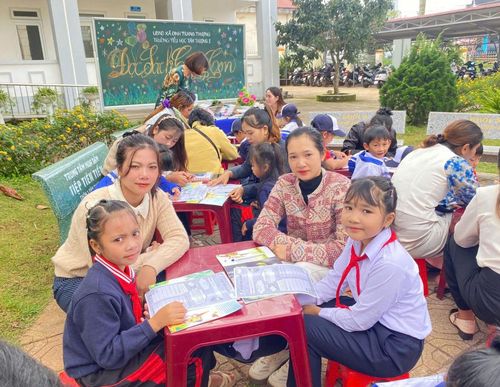 Phụ huynh đồng hành với con trong hoạt động phát triển văn hóa đọc tại Trường Tiểu học Tân Thượng I