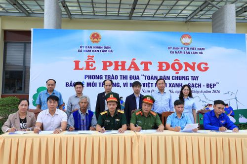 Các lực lượng của xã Nam Ban Lâm Hà, tỉnh Lâm Đồng ký kết chung tay hành động bảo vệ môi trường (Ảnh: Lê Phước)