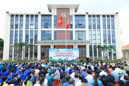 Đông đảo các lực lượng xã Nam Ban Lâm Hà, tỉnh Lâm Đồng dự lễ phát động bảo vệ môi trường (Ảnh: Lê Phước)