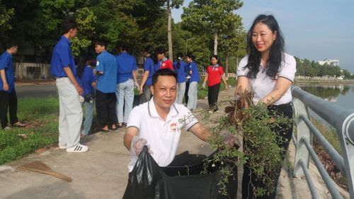 Lãnh đạo Ủy ban MTTQ Việt Nam phường cùng tham gia dọn dẹp vệ sinh môi trường đường Nguyễn Gia Tú