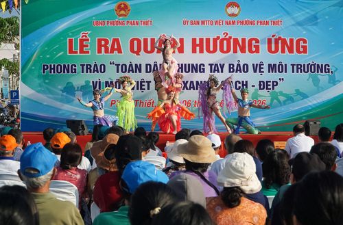 Tiết mục văn nghệ chào mừng lễ ra quân tại phường Phan Thiết, tỉnh Lâm Đồng (Ảnh: Hữu Phúc)