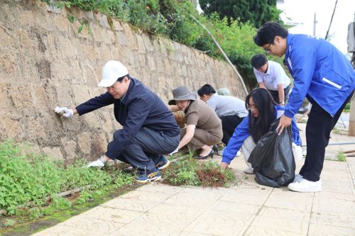 Lãnh đạo tỉnh Lâm Đồng và phường Lang Biang - Đà Lạt tham gia dọn dẹp môi trường, thu gom rác thải tại các tuyến đường (Ảnh: Đặng Hiền)