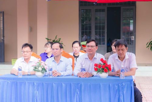 Các đại biểu, lãnh đạo địa phương tham gia buổi lễ hưởng ứng bảo vệ môi trường