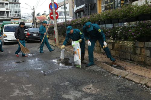 Các lực lượng phường Xuân Hương - Đà Lạt tham gia dọn vệ sinh môi trường (Ảnh: Nguyễn Luân)