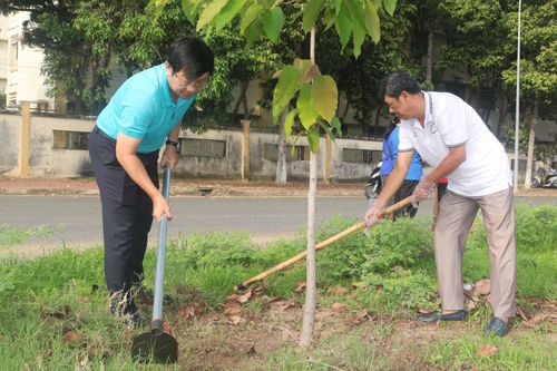 Bí thư Đảng ủy phường Phú Thủy (bên trái ảnh) cùng tham gia chăm sóc cây xanh