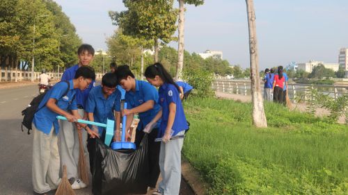 Đoàn viên Trường THPT Phan Bội Châu dọn dẹp vệ sinh môi trường ở phường Phú Thủy