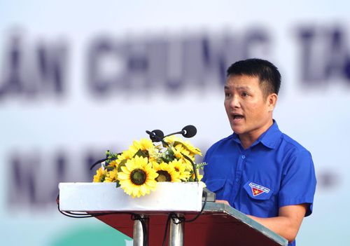 Bí thư Đoàn TNCS Hồ Chí Minh phường Phan Thiết, tỉnh Lâm Đồng phát biểu hưởng ứng lời kêu gọi (Ảnh: Hữu Phúc)