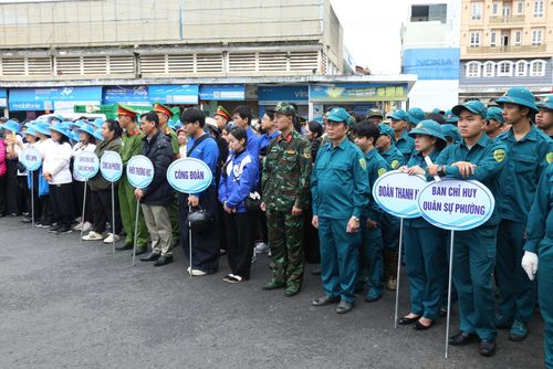 Các lực lượng tham gia dọn vệ sinh môi trường ở phường Xuân Hương - Đà Lạt (Ảnh: Nguyễn Luân)
