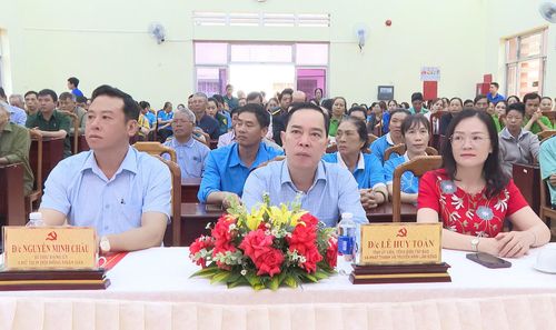 Đồng chí Lê Huy Toàn, Tỉnh ủy viên, Giám đốc Báo và Phát thanh, Truyền hình Lâm Đồng (ở giữa) dự lễ ra quân