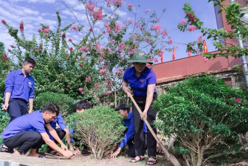 Đoàn viên, thanh niên dọn dẹp vệ sinh môi trường