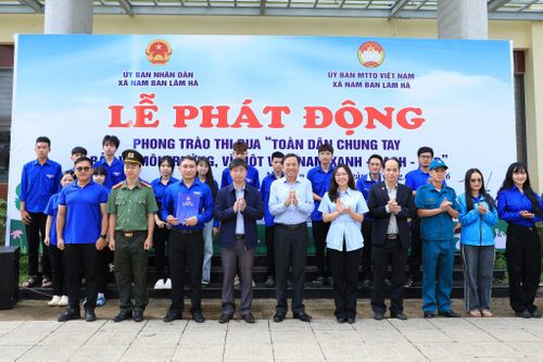 Lãnh đạo tỉnh Lâm Đồng và xã Nam Ban Lâm Hà chụp hình lưu niệm cùng đội thanh niên tình nguyện xung kích bảo vệ môi trường (Ảnh: Lê Phước)