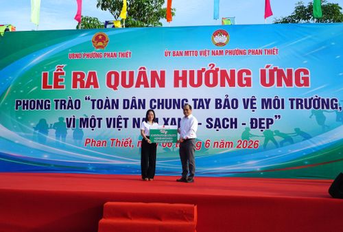Chủ tịch UBND phường Phan Thiết Trần Nguyên Lộc trao tặng 500 túi vải thân thiện với môi trường cho Ủy ban MTTQ Việt Nam phường (Ảnh: Hữu Phúc)