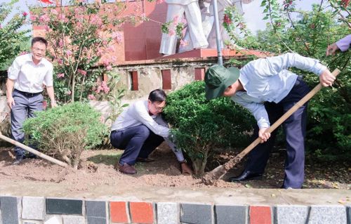 Các đồng chí lãnh đạo tỉnh và địa phương tham gia trồng cây xanh