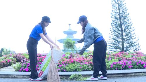 Đoàn viên, thanh niên Báo và Phát thanh - Truyền hình Lâm Đồng tham gia dọn dẹp vệ sinh môi trường