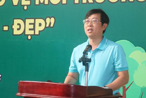 Ông Nguyễn Hữu Thông, Tỉnh ủy viên, Bí thư Đảng ủy phường phát biểu tại buổi lễ