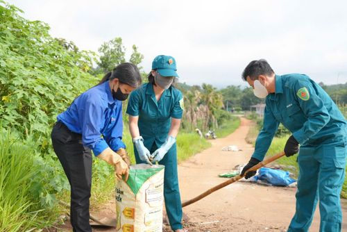 Tinh thần tình nguyện của tuổi trẻ được thể hiện qua các hoạt động bảo vệ môi trường