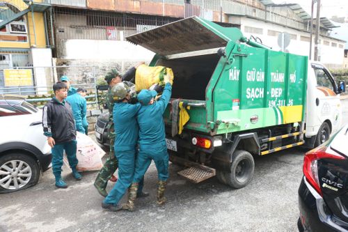 Các lực lượng phường Xuân Hương - Đà Lạt thu gom rác thải rắn, rác thải cồng kềnh (Ảnh: Nguyễn Luân)