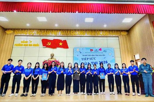 Đoàn Thanh niên phường Nam Gia Nghĩa trao quyết định thành lập 2 đội hình tiếp sức mùa thi với 40 thành viên tham gia hỗ trợ tại các điểm thi trên địa bàn