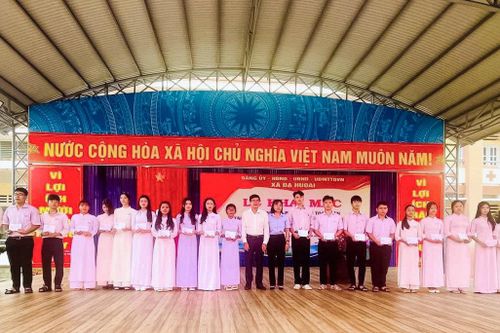 Hội Liên hiệp Phụ nữ xã Đạ Huoai phối hợp với Ủy ban MTTQ Việt Nam xã trao quà cho học sinh chuẩn bị tham gia Kỳ thi tốt nghiệp THPT năm 2026