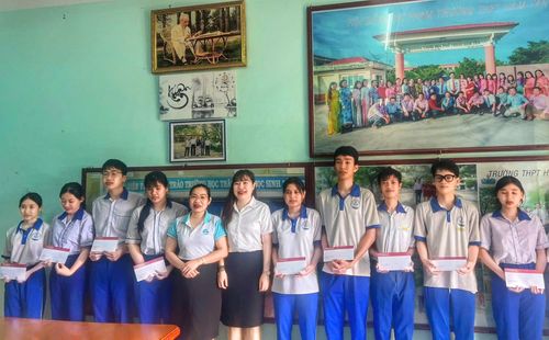 Hội Liên hiệp Phụ nữ xã Hàm Tân phối hợp tổ chức chương trình “Tiếp sức mùa thi năm 2026”, trao quà cho học sinh có hoàn cảnh khó khăn trên địa bàn