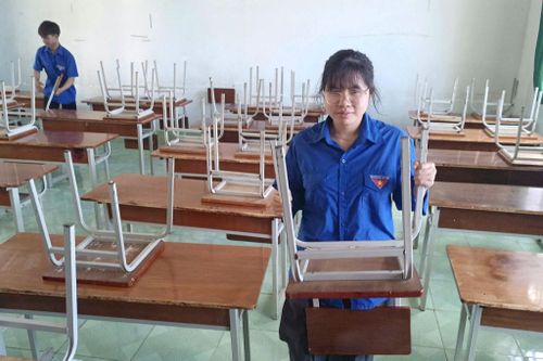Đoàn viên, thanh niên xã Quảng Khê tham gia dọn dẹp vệ sinh khu vực điểm thi Trường THPT Đắk Glong chuẩn bị cho Kỳ thi tốt nghiệp THPT năm 2026