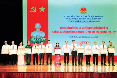 Đồng chí Trần Huy Tuấn, Ủy viên Trung ương Đảng, Bí thư Tỉnh ủy trao Bằng khen của Chủ tịch UBND tỉnh cho các tập thể, cá nhân có thành tích xuất sắc trong công tác bầu cử đại biểu Quốc hội khóa XVI và đại biểu HĐND các cấp, nhiệm kỳ 2026-2031. Ảnh: Đức Lam
