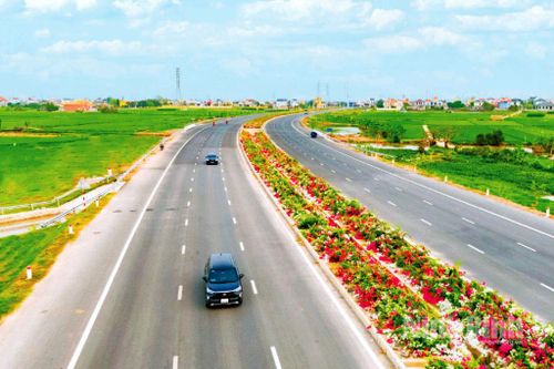 Tuyến đường bộ mới Nam Định - Lạc Quần - Đường bộ ven biển góp phần kết nối giao thông, thúc đẩy phát triển kinh tế, du lịch địa phương. Ảnh: Ngọc Linh