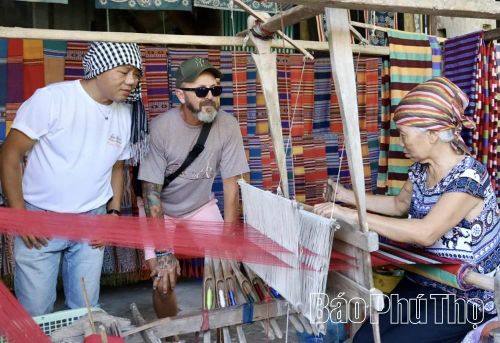 Du khách quốc tế thích thú khám phá văn hóa nghề dệt ở điểm du lịch cộng đồng bản Lác - xã Mai Hạ.