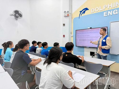 Học sinh hào hứng tham gia các hoạt động trải nghiệm, rèn luyện kỹ năng giao tiếp bằng tiếng Anh trong chương trình học hè tại trung tâm ngoại ngữ Dolphin, phường Thanh Miếu.