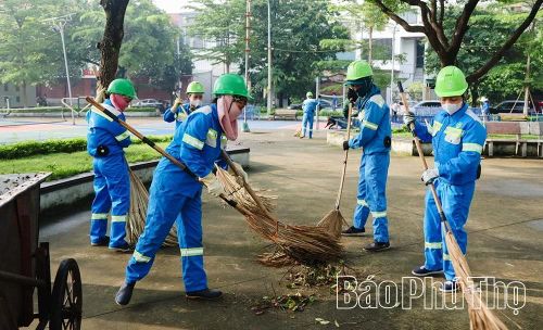 Nhân viên Công ty Dịch vụ và môi trường Phú Thọ - Công ty CP Môi trường và Dịch vụ đô thị Việt Trì hưởng ứng Lễ ra quân.