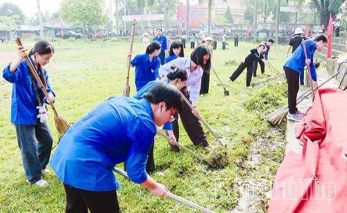 Các tổ chức đoàn thể, đoàn viên thanh niên phường Nông Trang tích cực hưởng ứng Ngày Môi trường thế giới.