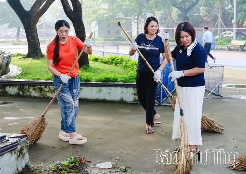 Người dân phường Việt Trì tích cực hưởng ứng Ngày Môi trường thế giới bằng những việc làm thiết thực.