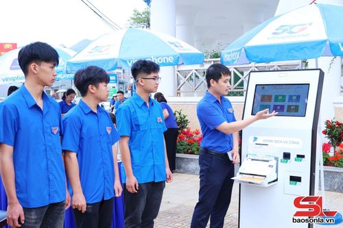 Đoàn viên VNPT Sơn La giới thiệu về KIOSK dịch vụ công do VNPT cung cấp