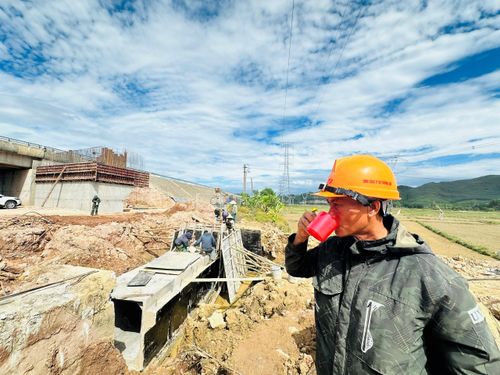  Nước giải khát được tiếp tế liên tục, góp phần bảo đảm sức khỏe cho công nhân trong những ngày nắng nóng cao điểm